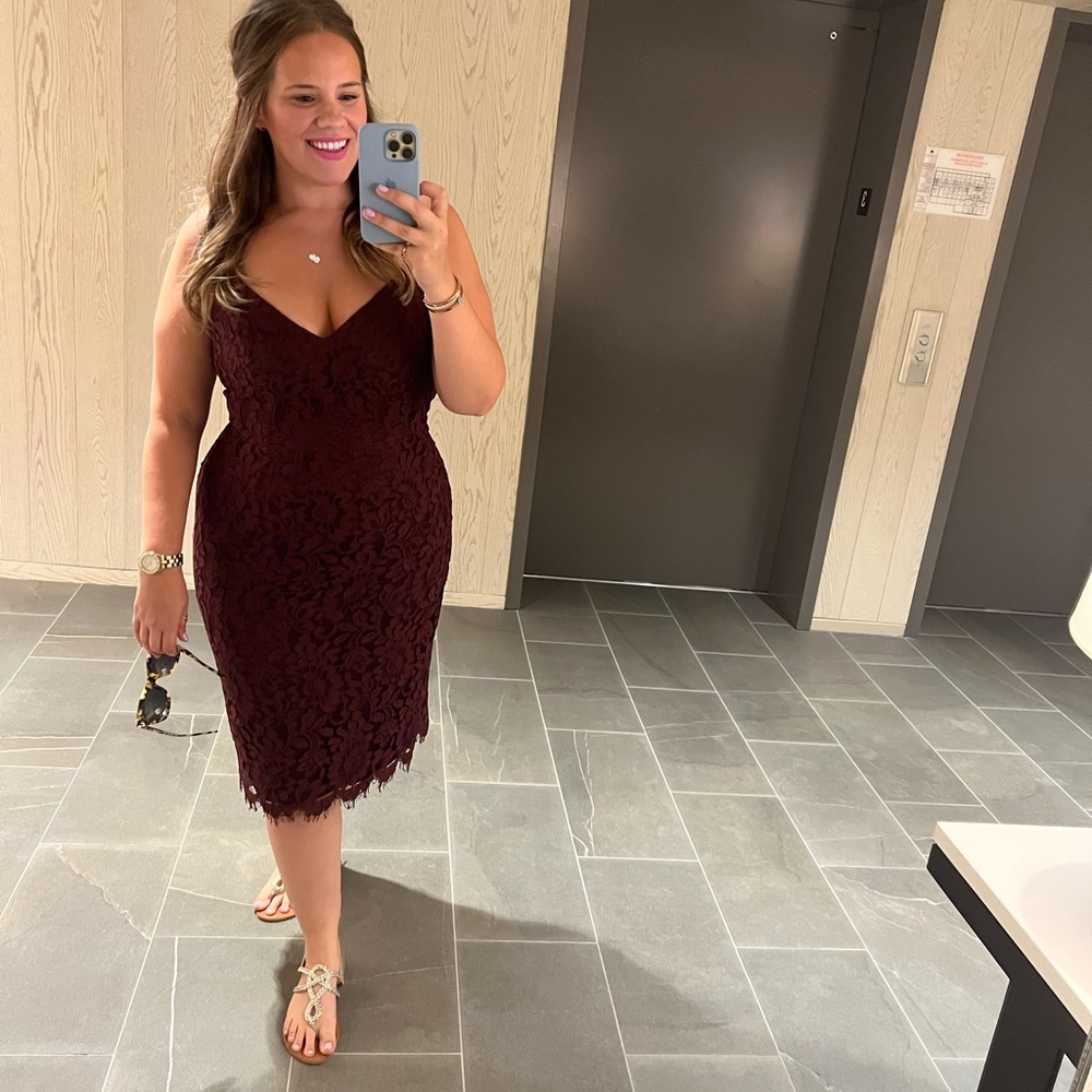 Women’s Lace V-Neck Sheath Dress in Deep Wine
